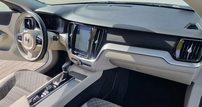 Volvo V60 Cross Country cena 114999 przebieg: 157000, rok produkcji 2019 z Otmuchów małe 379